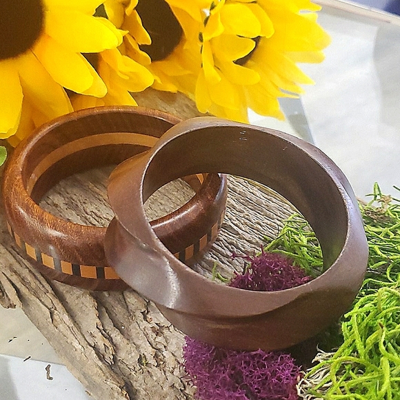 2 Vintage Beautiful Wooden Bracelets - Picture 2 of 2